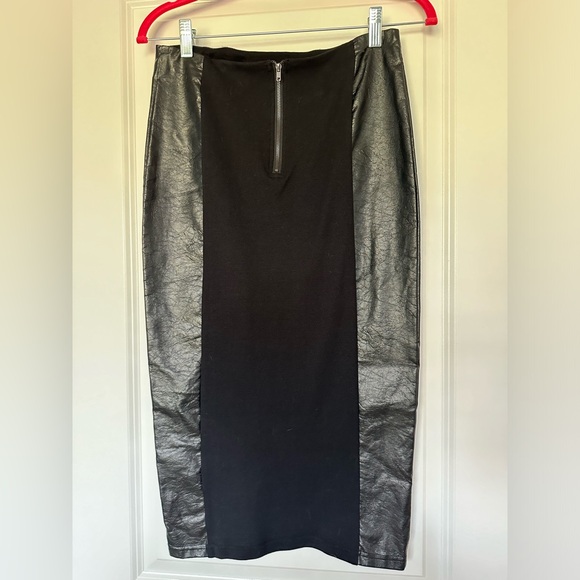 Black Pencil Skirt with Leather-like Side Panels and Zipper Details. Size M. - Picture 6 of 9